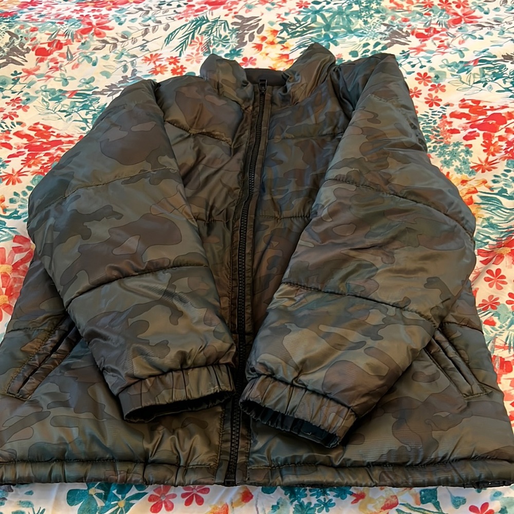 Like new camo puffer jacket